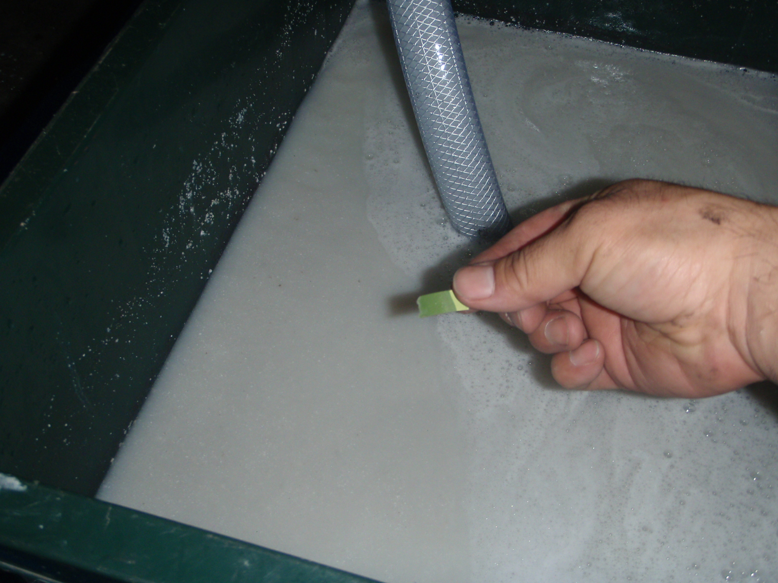 ＰＨ試験紙で中和確認