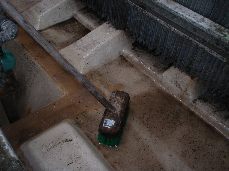 冷却塔内清掃中